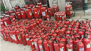 油锅起火怎么正确救活？消防员实测